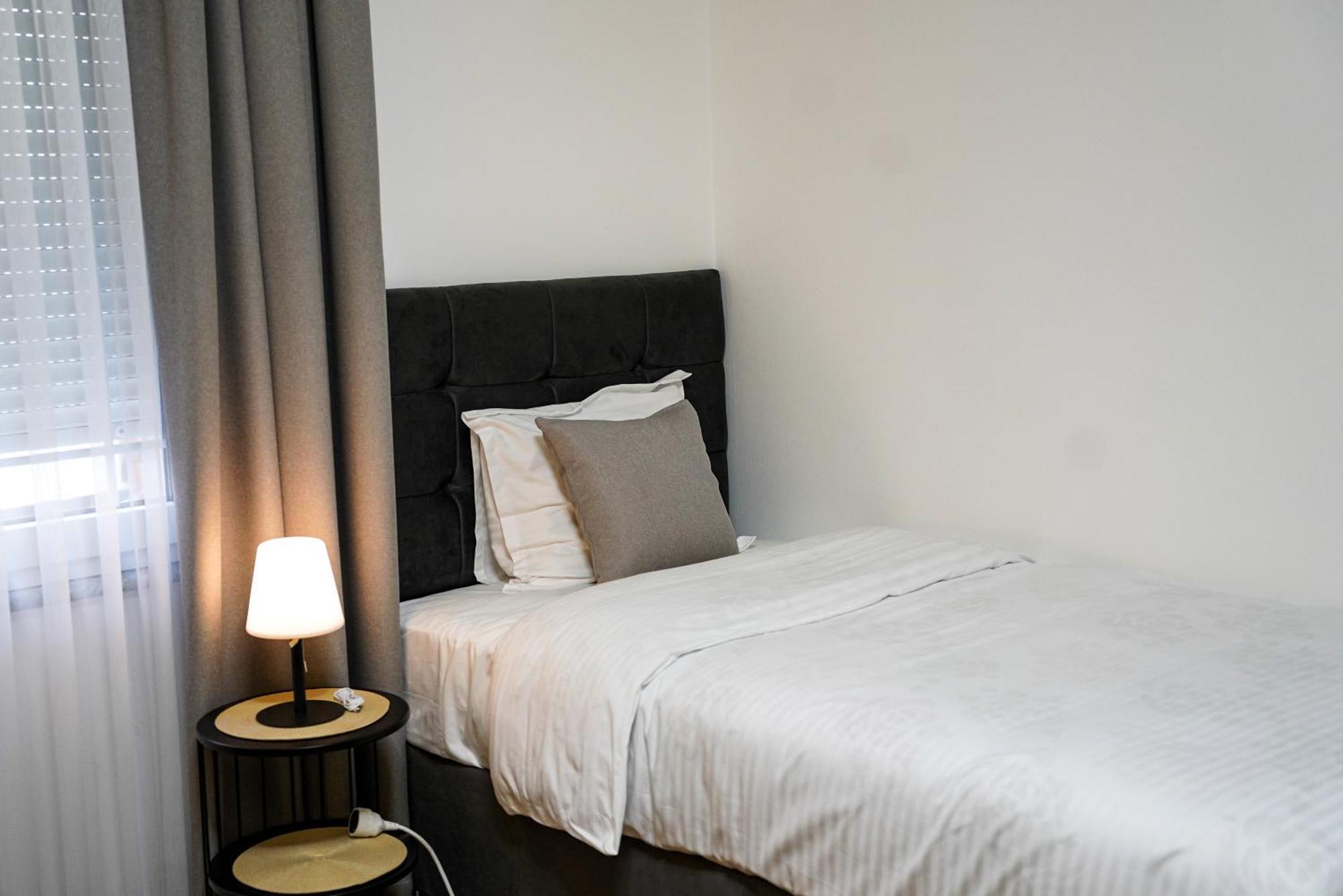 Ten Guest House Prishtine Bagian luar foto