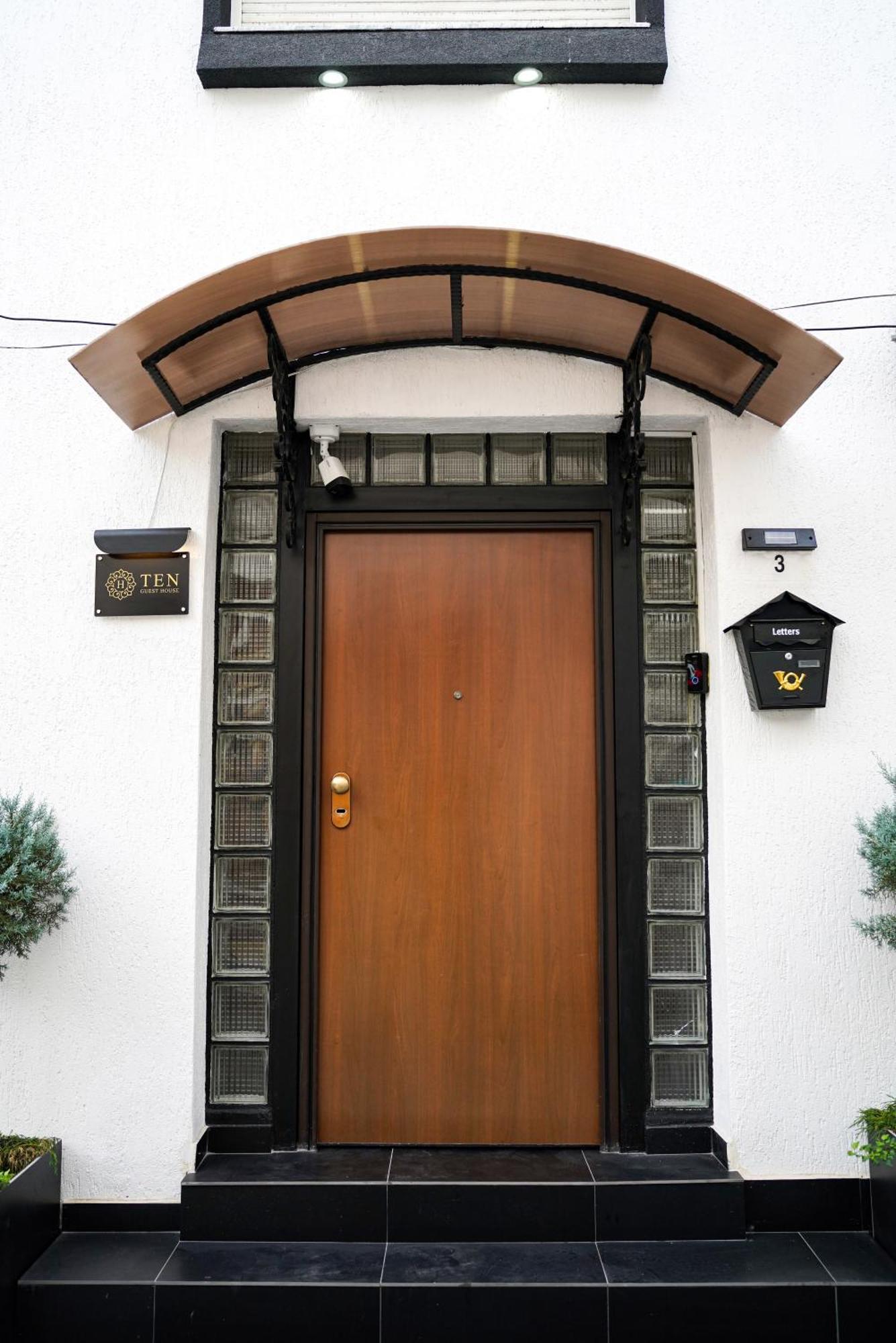 Ten Guest House Prishtine Bagian luar foto