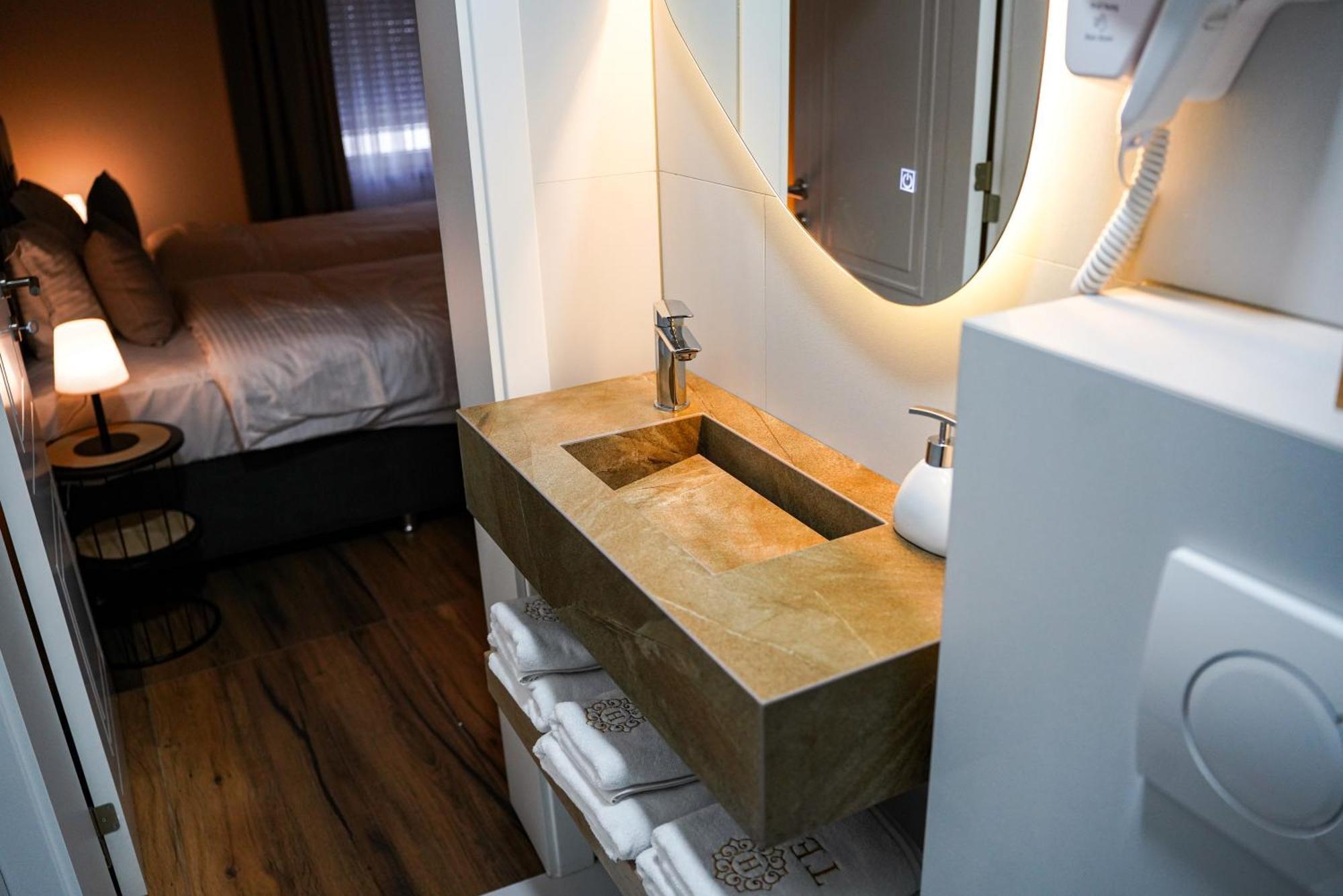 Ten Guest House Prishtine Bagian luar foto