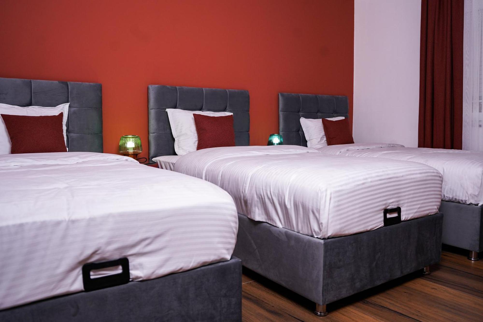 Ten Guest House Prishtine Bagian luar foto