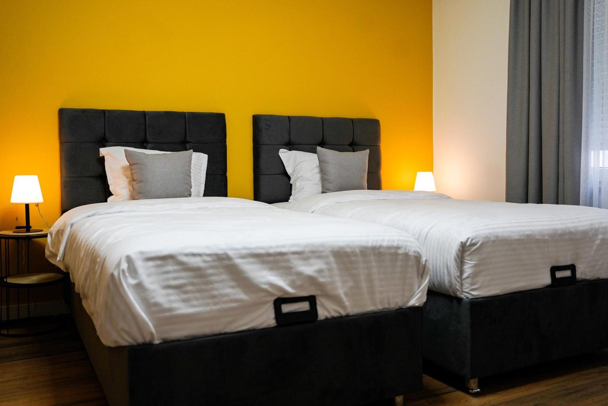 Ten Guest House Prishtine Bagian luar foto